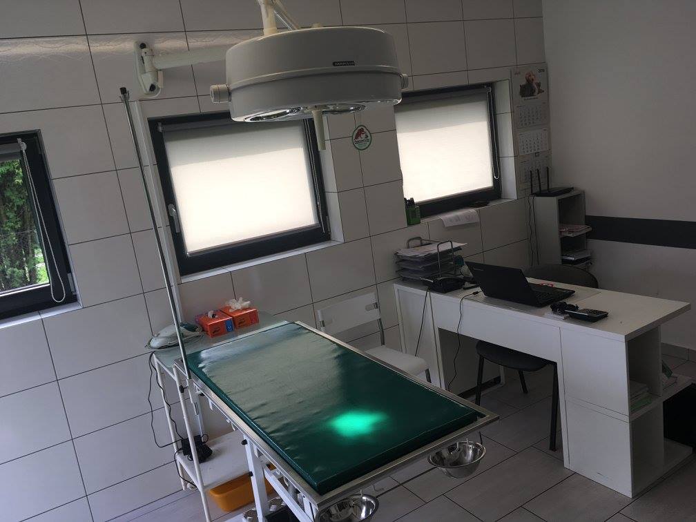 Gabinet zabiegowy z lampą i stołem operacyjnym